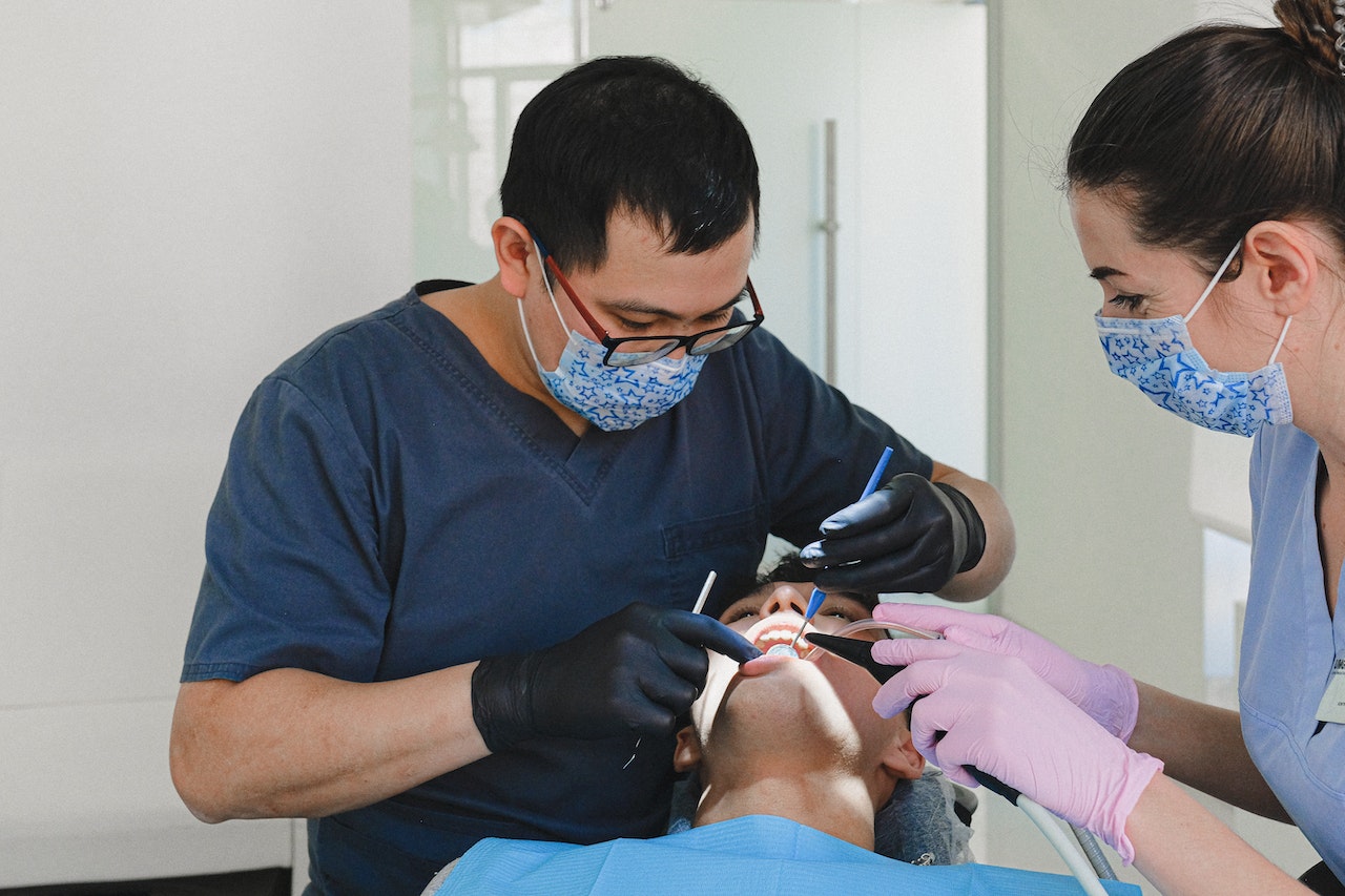 Benefits of Working as a Dental Assistant in New York